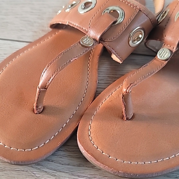 TOMMY HILFIGER Faux Leather Logo Thong Sandals - Picture 4 of 6